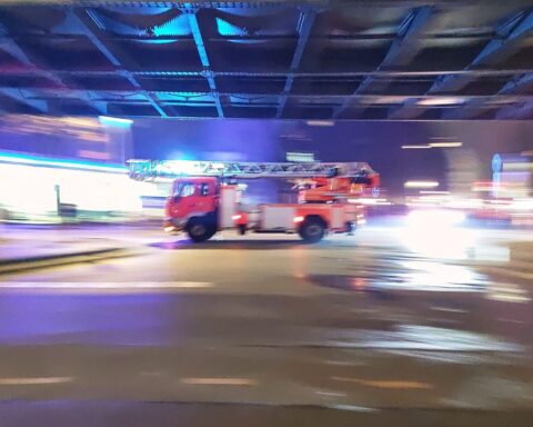 Feuerwehr bei Einsatz, Rauchentwicklung und Sicherheitsmaßnahmen für Anwohner in Sürth.