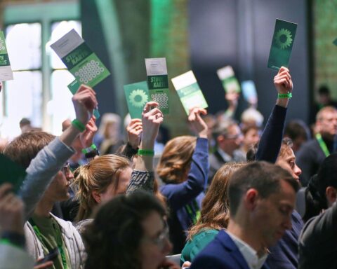 Junge Menschen stimmen auf Parteitag der Grünen ab, fordern mehr Gehör und Rückhalt.