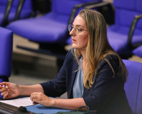 Katharina Dröge fordert Unternehmen auf, sich klar gegen Zusammenarbeit mit AfD zu positionieren.