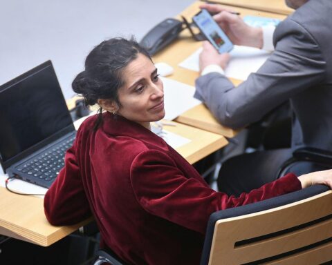 Bahar Haghanipour fordert Rücknahme der Kürzungen bei Frauenprojekten und besseren Schutz für Frauen.