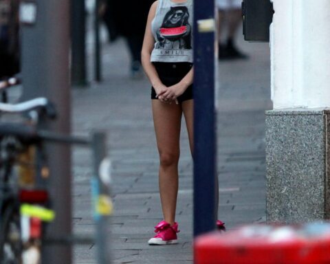 Frauen in Gesprächssituation, Umrisse von Menschen im Hintergrund, Symbol für Mitsprache und Schutz.