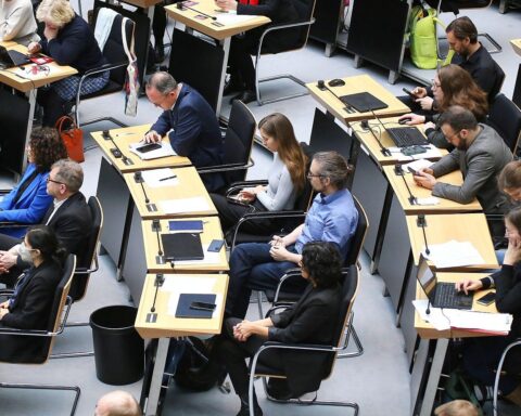 Grüne Abgeordnete kritisieren Verkehrspolitik, fordern umfassende Lösungen für Friedrichstraße in Berlin.