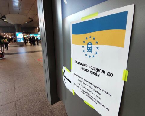 Flüchtlinge aus der Ukraine bei ihrer Ankunft in Deutschland, symbolisieren aktuelle Herausforderungen der Integration.