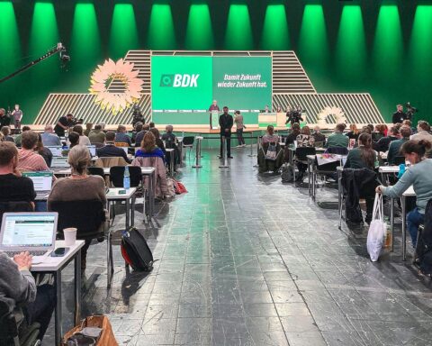 Grünen-Parteitag: Politische Diskussionen, Anträge zu Steuern, Energiepolitik und Rede von Cem Özdemir.