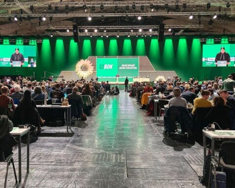 Grünen-Parteitag in Hannover: Delegierte diskutieren Zukunft und politische Herausforderungen, Hoffnung auf Veränderung.
