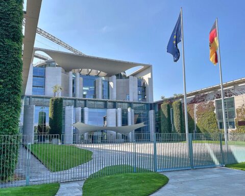 Bundeskanzleramt mit Fokus auf Krisenmanagement und Sicherheitspolitik. Bundestag, Debatte, ziviles und militärisches Engagement.