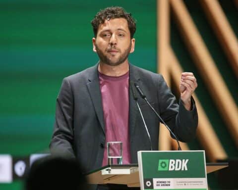 Felix Banaszak spricht auf Parteitag für sozialen Klimaschutz und faire Mitmach-Ökologie.