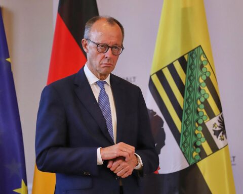 Friedrich Merz diskutiert Bewerbung von Halle (Saale) um Deutsche Bahn-Konzernzentrale.