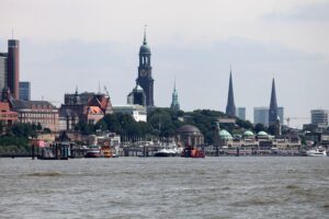 Hamburger Skyline mit Fokus auf Wohnungen, Symbol für Mietpreisbremse und Mieterschutz bis 2029.