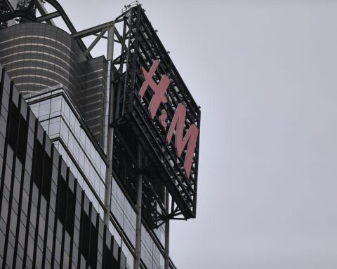 H&M-Logo, neue Geschäfte, Menschen beim Einkaufen, moderne Mode, Innenstadt-Atmosphäre.