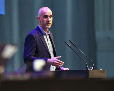 Belit Onay spricht auf Parteitag: Strategische Neuausrichtung der Grünen für Klimaschutz und Opposition.