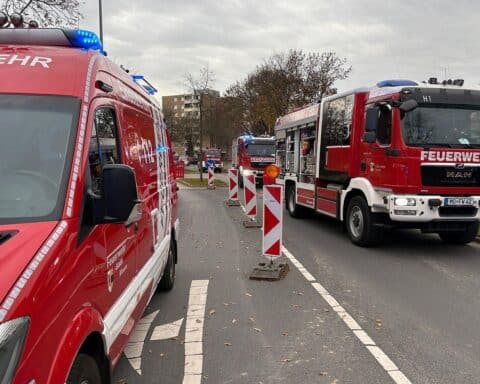 Rettungskräfte befreien verschütteten Hausbesitzer aus Baugrube in Moers-Meerfeld. Straßen gesperrt.