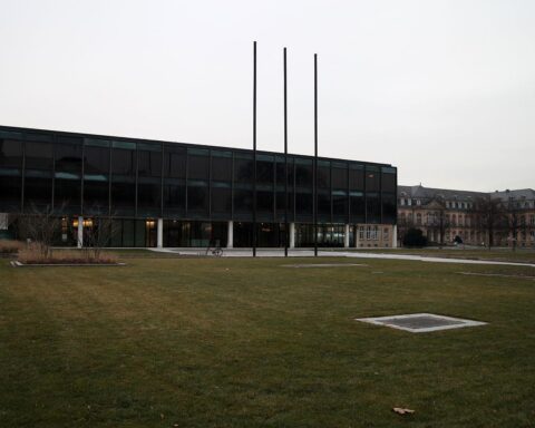 Landtag Baden-Württemberg mit politischen Vertretern, Finanzdiskussionen und städtischer Infrastruktur im Fokus.