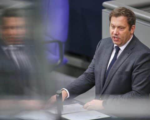 Lars Klingbeil spricht im Bundestag über den Haushalt 2026 und bevorstehende Reformen.