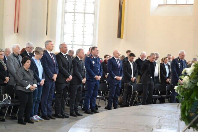 Hessens Innenminister mahnt zum Volkstrauertag zum Einsatz für Demokratie