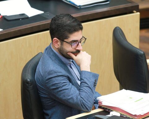 Wirtschaftsminister Kaweh Mansoori spricht über Luftverkehrsmaßnahmen am Flughafen Frankfurt.