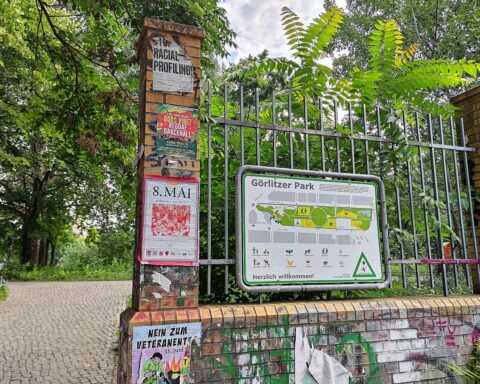Görlitzer Park: Angreifer bedrohen Mann, Passantin ruft um Hilfe, Polizeiermittlungen laufen.