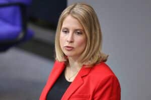 Verena Hubertz spricht über Wohnungsbau, Fördermittel und Herausforderungen in Deutschland.