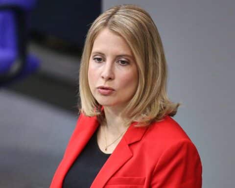 Verena Hubertz spricht über Wohnungsbau, Fördermittel und Herausforderungen in Deutschland.