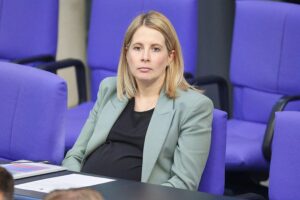 Verena Hubertz spricht im Bundestag, während sie auf ihren Mutterschutz vorbereitet.