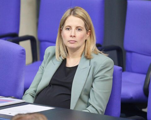 Verena Hubertz spricht im Bundestag, während sie auf ihren Mutterschutz vorbereitet.