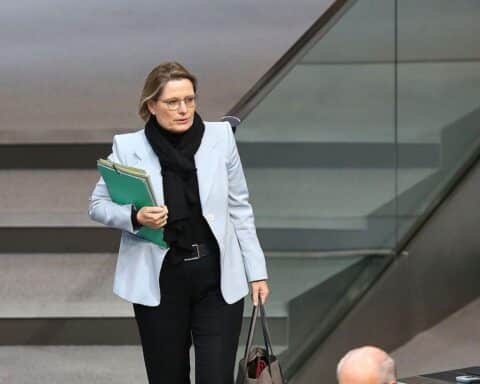 Stefanie Hubig präsentiert Gesetzentwurf zum Schutz von Opfern häuslicher Gewalt in Berlin.