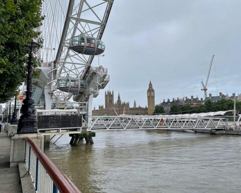 London Eye und Westminster-Palast illustrieren Großbritannien, wo Inflation und Verbraucherpreise diskutiert werden.
