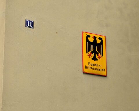 Ein Bild von Cyberkriminalität, Servern, Ermittlern und digitalen Sicherheitsmaßnahmen.