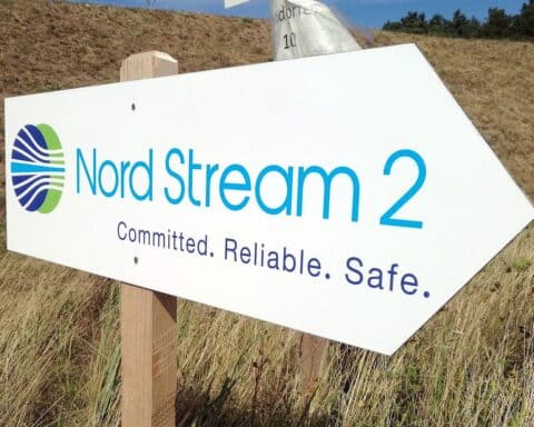 Hinweisschild der Nord Stream 2-Pipeline, Symbol für explosiven Sabotagefall und internationale Ermittlungen.