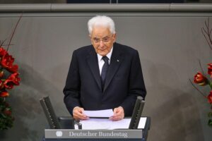 Sergio Mattarella beim Volkstrauertag im Bundestag, betont Multilateralismus und Friedenssicherung.