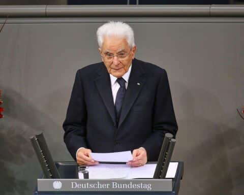 Sergio Mattarella beim Volkstrauertag im Bundestag, betont Multilateralismus und Friedenssicherung.