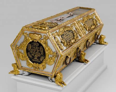 Detailgetreue Rekonstruktion des Zinnsargs von Herzog Johann Wilhelm mit historischen Elementen.