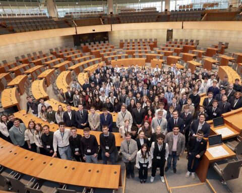 Jugendliche diskutieren leidenschaftlich im Landtag über Demokratie und gesellschaftliche Themen.