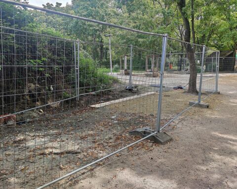 Bauzaun am Görlitzer Park mit Polizeipräsenz und Baustellenatmosphäre, symbolisiert Jugenddelikte.