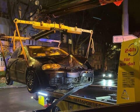 Jugendlicher Verkehrsunfall in Hagen: Auto gegen Ampel, flüchtende Beifahrer, Polizei ermittelt.