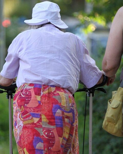 Eine Seniorin mit Pflegehelferin im Archivfoto; dazu Forderungen nach Strukturreform der Pflege.