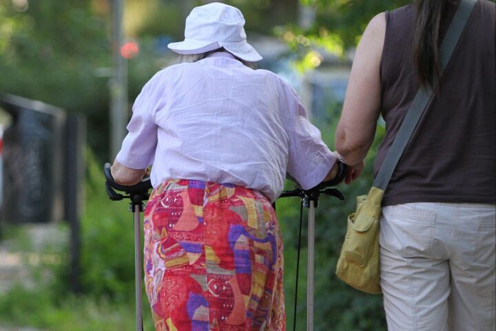 Seniorin mit Pflegehelferin, um die Auswirkungen der Pflegereform auf ältere Menschen darzustellen.