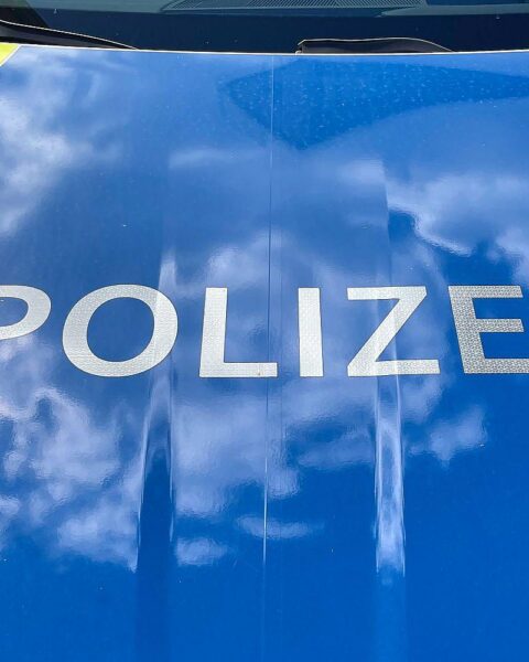 Kreuzung mit Polizeiauto, Unfallfahrzeugen und tragischem Ereignis: 17-jähriger Beifahrer verstorben.