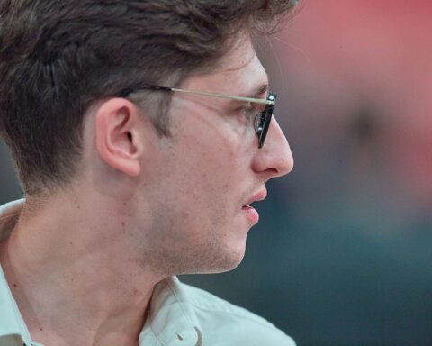 Philipp Türmer diskutiert Wehrdienstgesetz, betont Freiwilligkeit und Kritik an Bezahlung.