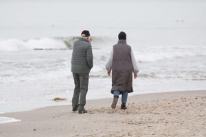 Junge Menschen am Strand, Symbol für eine sichere und gerechte Zukunft der Renten.