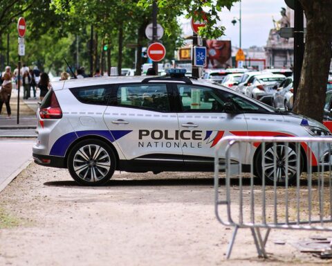 Französische Polizei vor Gericht, Symbolbild zu Sarkozys illegaler Wahlkampffinanzierung und rechtlichen Problemen.