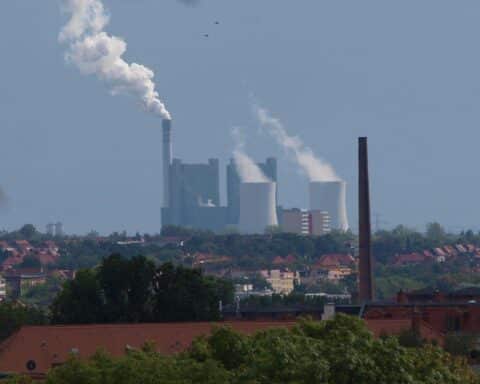 Braunkohlekraftwerk symbolisiert fossile Energieträger, die im Klimaschutz-Diskurs umstritten sind.