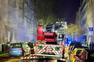 Feuerwehr rettet Bewohner aus verrauchten Treppenraum nach Kellerbrand in Bochum.