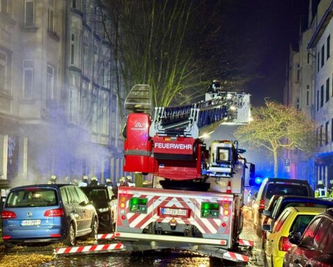 Feuerwehr rettet Bewohner aus verrauchten Treppenraum nach Kellerbrand in Bochum.