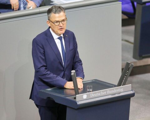 Roderich Kiesewetter spricht kritisch über USA-Friedensplan für Ukraine in Lemberg.