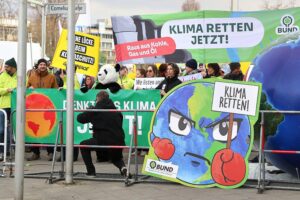 Demonstranten fordern engagiert Klimaschutzmaßnahmen während der UN-Klimakonferenz in Brasilien.