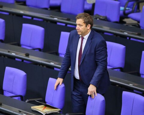 Lars Klingbeil, Vizekanzler, spricht über Stabilität und Erpressung im politischen Kontext.