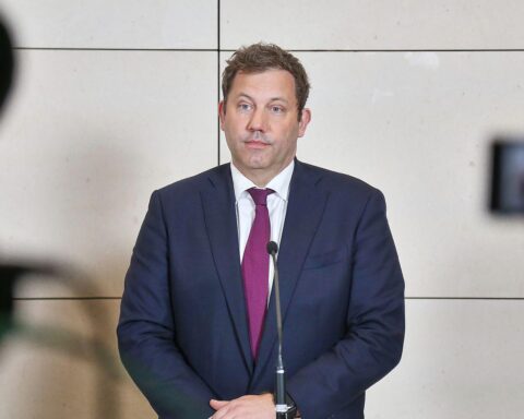 Lars Klingbeil spricht über Sicherheitsstandards für chinesische Waren in Shanghai.