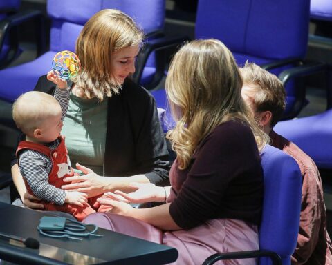 Familienfreundliche Bundestagsarbeit: Julia Klöckner stellt Anlaufstelle für Abgeordnete mit Babys vor.