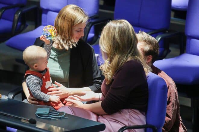 Klöckner richtet Anlaufstelle für "Mandat und Baby" ein